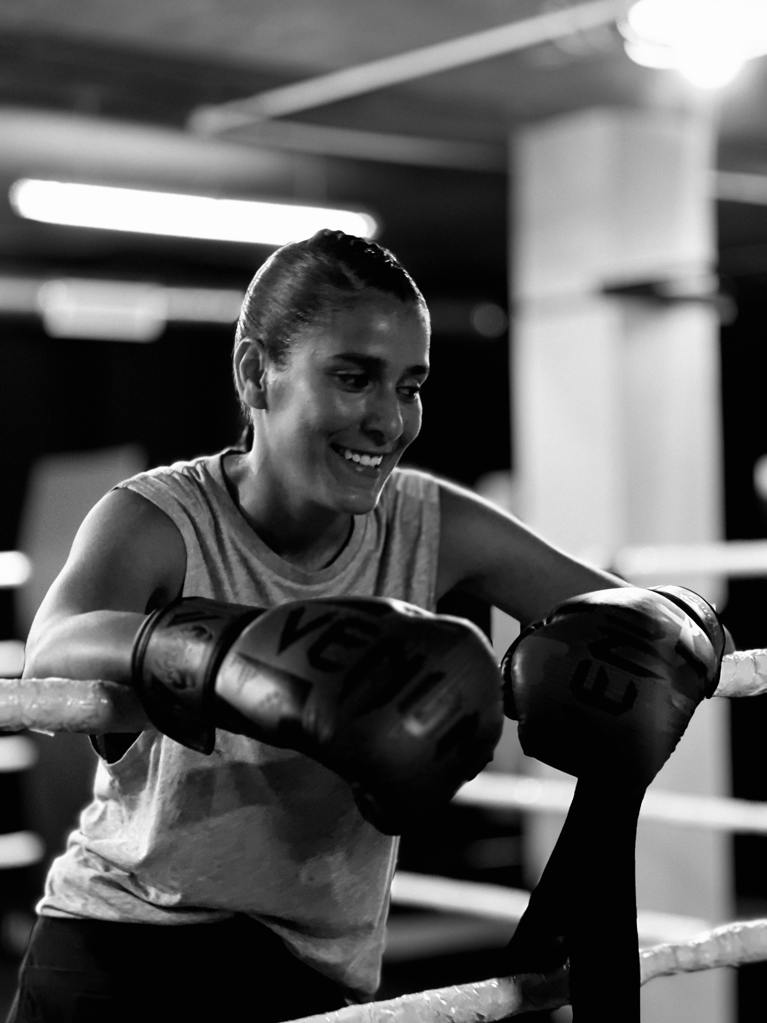 Karima souriante, gants Venum